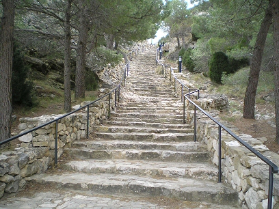 Escaleras de acceso a las grutas